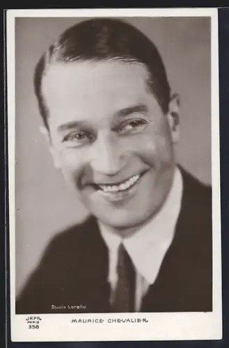 AK Schauspieler Maurice Chevalier im Anzug zur Seite lächelnd
