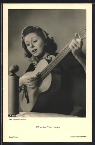 AK Rosita Serrano, Portrait der Schauspielerin mit Gitarre