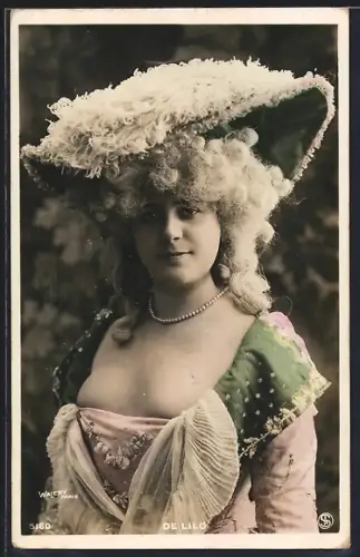 Foto-AK Walery, Paris: De Lilo, Portrait mit Hut und weisser Perücke