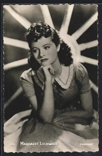AK Schauspielerin Margaret Lockwood in verträumter Pose