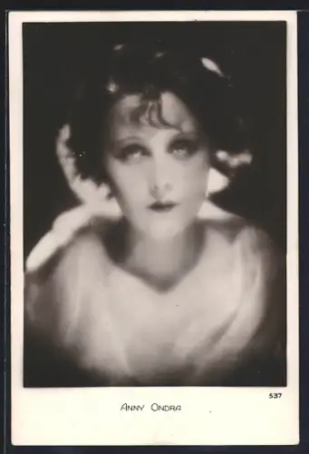 AK Anny Ondra, Portrait
