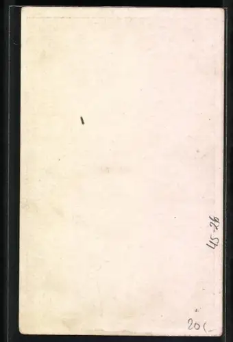 AK Kraftsportler lehnt an einem Podest