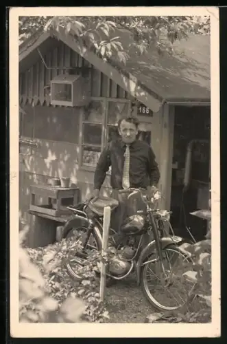 Foto-AK Mann mit einem Motorrad vor einem Haus