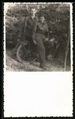 Foto-AK Erwin und Hanni mit ihrem Puch Motorrad 1952