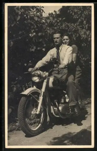 Foto-AK Paar auf einem Puch Motorrad