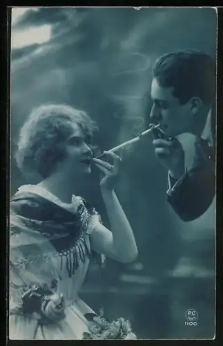 Foto-AK PC Paris Nr. 1100: Paar raucht zusammen