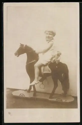 Foto-AK Kind auf einem Steckenpferd mit Teddy