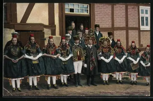 AK Jungen und Mädchen in hessischer Tracht stehen vor einem Gebäude versammelt