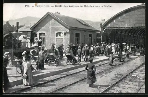 AK Lourdes, Dèfilè des Voitures de Malades vers la Sortie