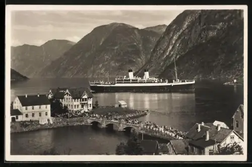 AK Hellesylt, Passagierschiff vor Anker