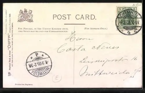 AK Feuerwehrleute bekämpfen Feuersbrunst in einer Ortschaft, Drehleiter