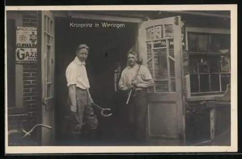 AK Wieringen, Kronprinz Wilhelm von Preussen in der Schmiede mit Hufeisen