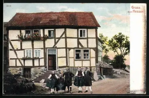 AK Familie vor dem Haus, hessische Trachten