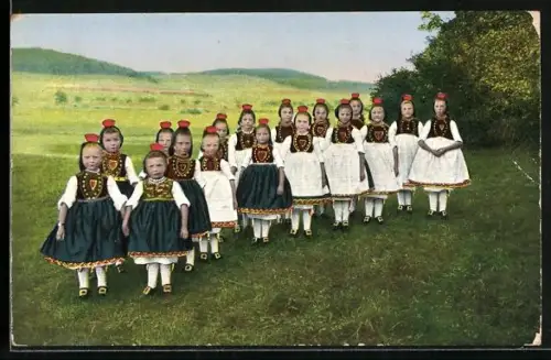 AK Hessische Trachten, Schwälmer Kinder auf der Spielwiese, kleine Mädchen in Trachtenkleidern