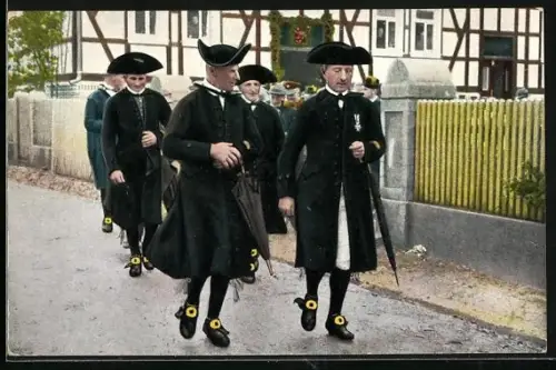 AK Schwälmer Bauern mit ihrem charakteristischen Dreimaster im Hochzeitszug, hessische Tracht