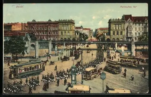 AK Berlin-Kreuzberg, Truppenaufmarsch im Stadtverkehr am Halleschen Tor