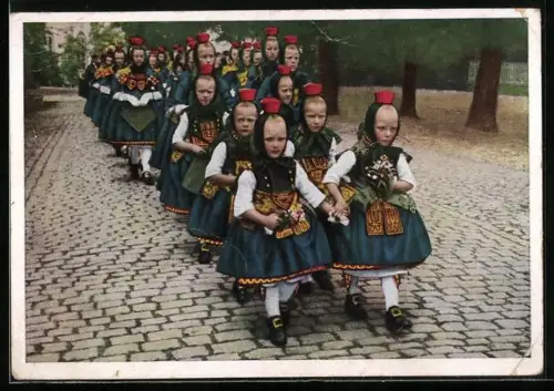 AK Schwälmer Kinder in Tracht und Festschmuck auf der Kirmes