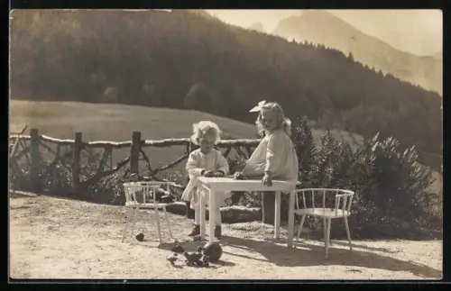 Foto-AK Prinzessin Viktoria Marina und Prinz Wilhelm Viktor mit Spielzeugen und Puppe