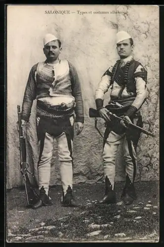 AK Salonique, Types et costumes albanais, albanische Soldaten mit Gewehr