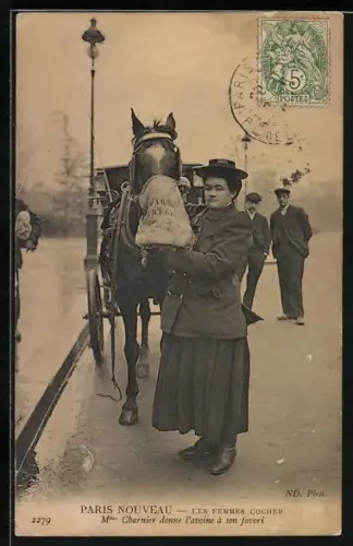 AK Paris, Les Femmes Cocher, Kutscherin Mme. Charnier füttert ihr Pferd