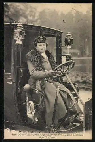 AK Paris, Mme. Decourcelle, la première possédant ses deux diplômes de cochère et de chauffeuse, Les femmes chauffeur