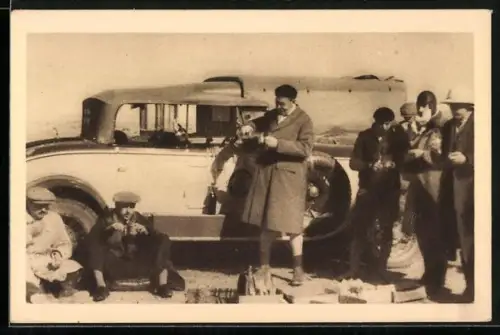AK Ausflügler am Peugeot Automobil bei einer Rast