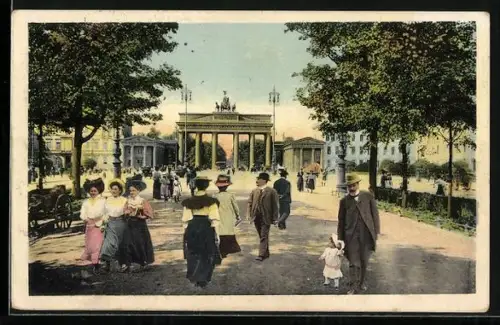 AK Berlin, Spaziergänger vor dem Brandenburgertor