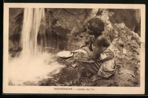 AK Madagascar, Lavage de l`Or, Frau bei der Goldwäsche