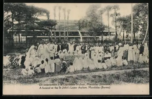 AK Mandalay, A funeral at the St. John`s Leper Asylum, Leprapatienten vor dem Krankenhaus