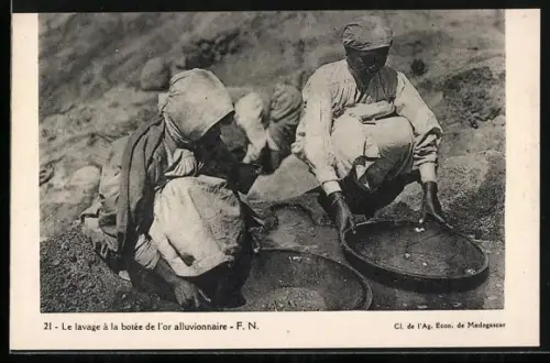 AK Le lavage à la botée de l`or alluvionnaire, Zwei Goldwäscherinnen beim Waschen von Gold