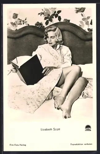 AK Schauspielerin Lizabeth Scott liegt lesend auf dem Bett