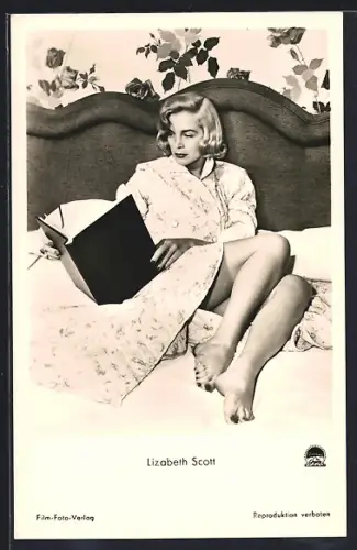 AK Schauspielerin Lizabeth Scott liegt lesend auf dem Bett