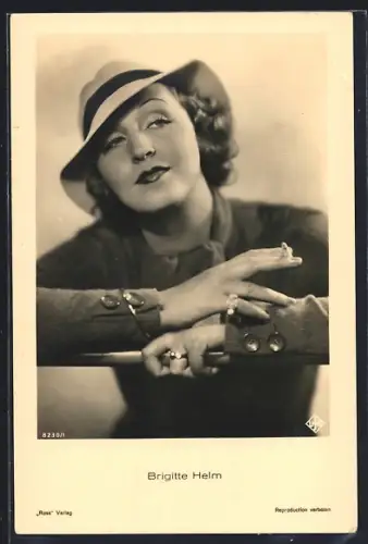 AK Brigitte Helm, Portrait der Schauspielerin mit Hut und Zigarette