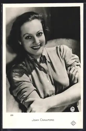 AK Schauspielerin Joan Crawford mit verschränkten Armen