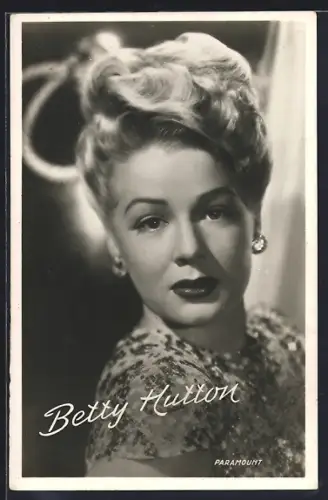 AK Schauspielerin Betty Hutton mit Hochsteckfrisur