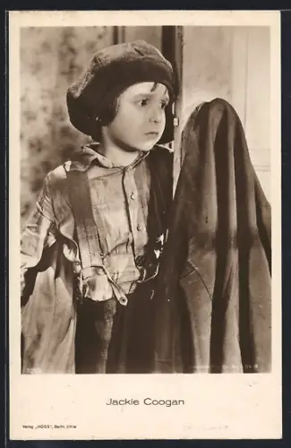 AK Schauspielerin Jackie Coogan in Latzhose