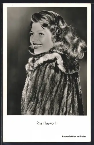 AK Schauspielerin Rita Hayworth im Pelzmantel zur Seite lächelnd