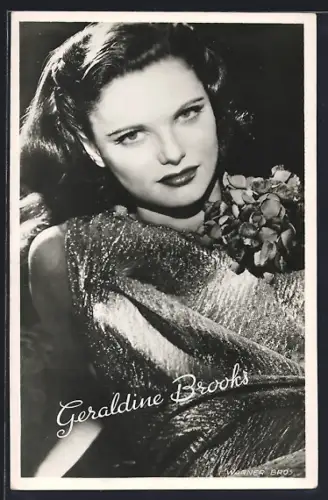 AK Schauspielerin Geraldine Brooks im Kleid posierend