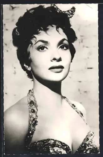 AK Schauspielerin Gina Lollobrigida im Kostüm einer Filmrolle