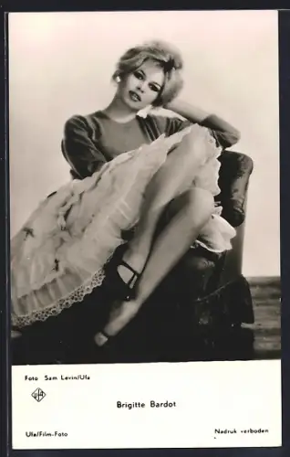 AK Schauspielerin Brigitte Bardot auf einem Sessel
