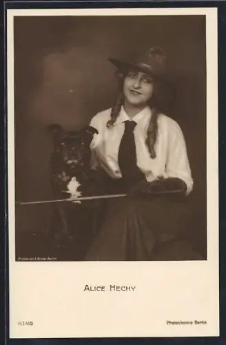 AK Schauspielerin Alice Hechy mit Bulldogge