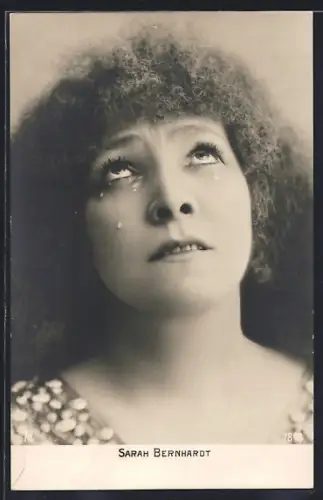 AK Schauspielerin Sarah Bernhardt mit Tränen im Auge