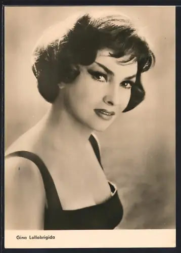 AK Schauspielerin Gina Lollobrigida im Sommerkleid