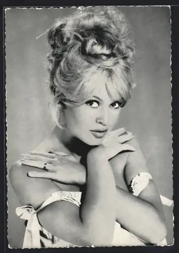 AK Schauspielerin Brigitte Bardot in koketter Pose