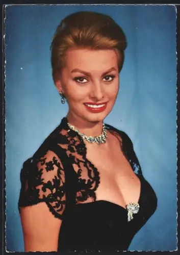 AK Schauspielerin Sophia Loren im Abendkleid mit Schmuck