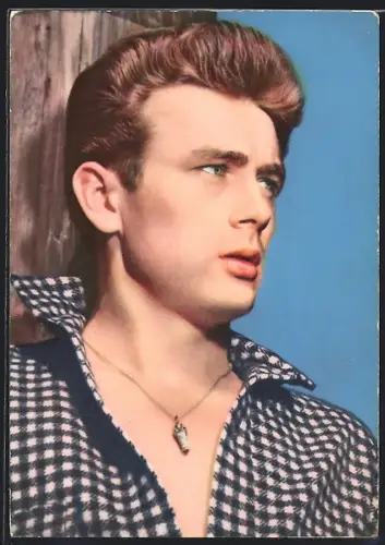 AK Schauspieler James Dean mit Halskette ernst schauend