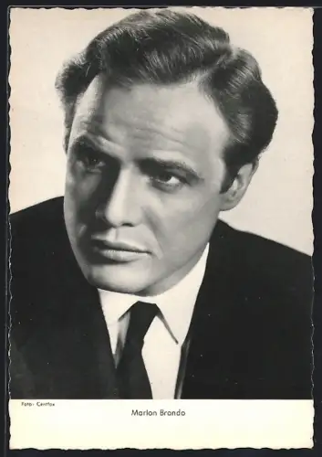 AK Schauspieler Marlon Brando im Anzug mit Krawatte