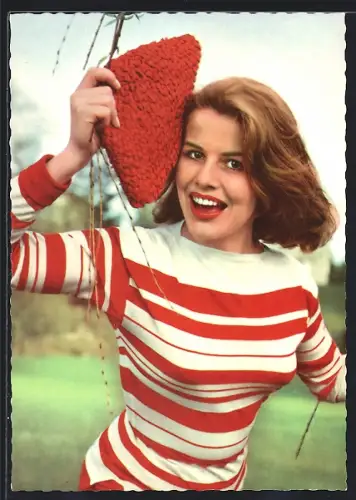 AK Schauspielerin Sabine Bethmann in rot gestreiftem Pullover