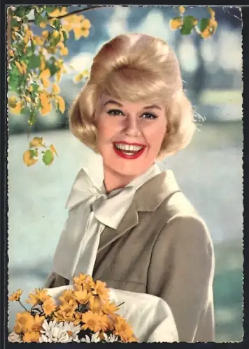 AK Schauspielerin Doris Day, lächelnd mit Blumen