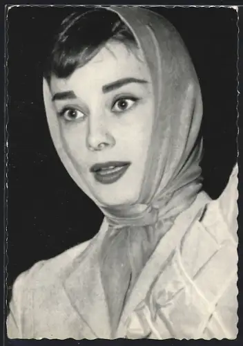 AK Schauspielerin Audrey Hepburn mit Kopftuch